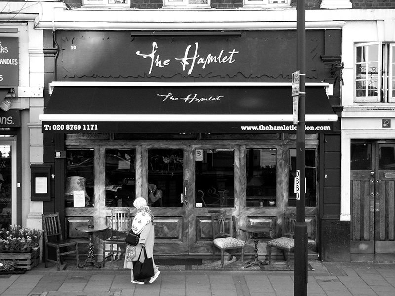 Image of The Hamlet Bar & Restaurant facade. This is an image related to a project inside Pedro Rodrigues (Treze413) graphic design portfolio.